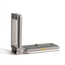 NiSi PRO NLP-S Adjustable L Bracket Tripod mount point front of the camera base